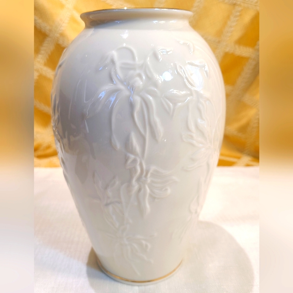 Lenox Masterpiece series Iris Vase 24K gold details